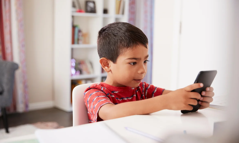 Doctors Explain the 2 Most Important Rules Before Letting Kids Use Phones